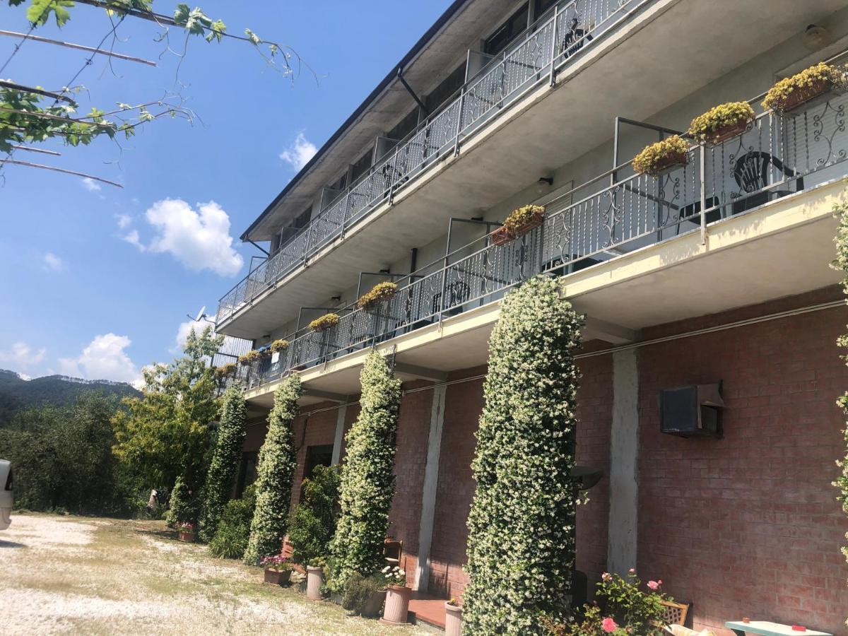 Albergo Ristorante La Greppia Montedivalli Chiesa Exterior foto