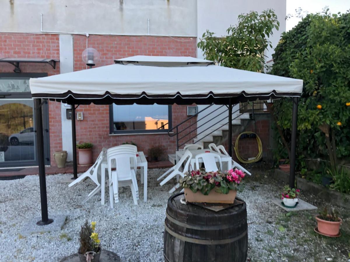 Albergo Ristorante La Greppia Montedivalli Chiesa Exterior foto
