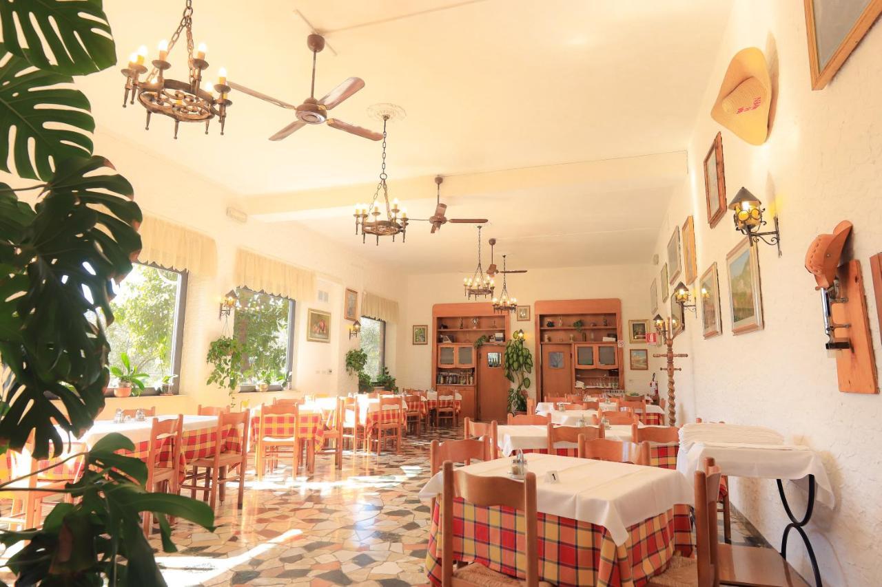 Albergo Ristorante La Greppia Montedivalli Chiesa Exterior foto