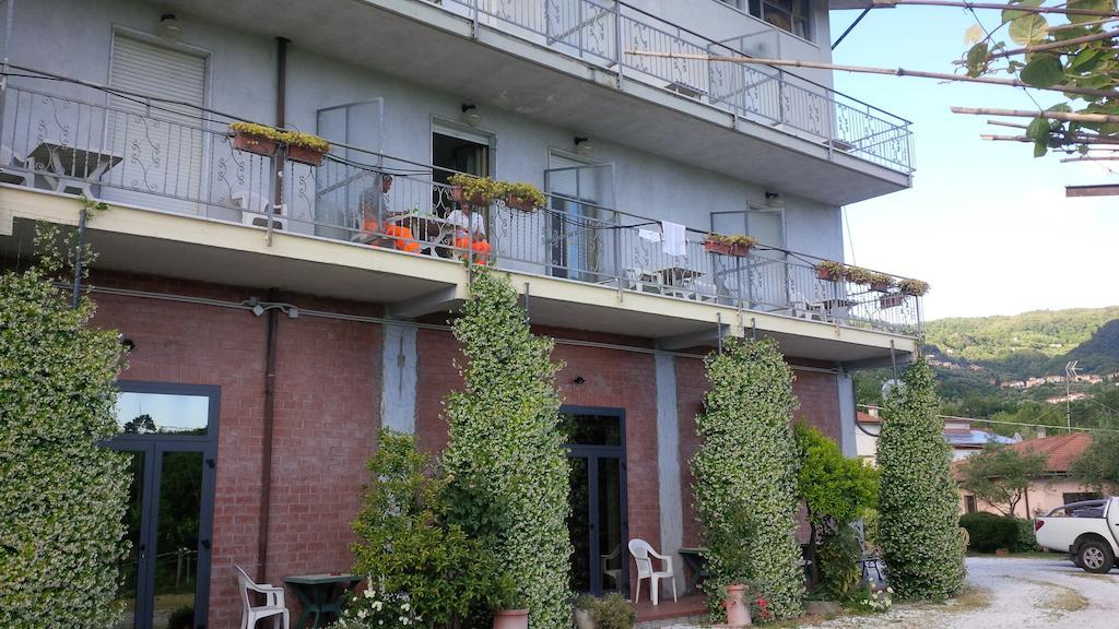 Albergo Ristorante La Greppia Montedivalli Chiesa Exterior foto
