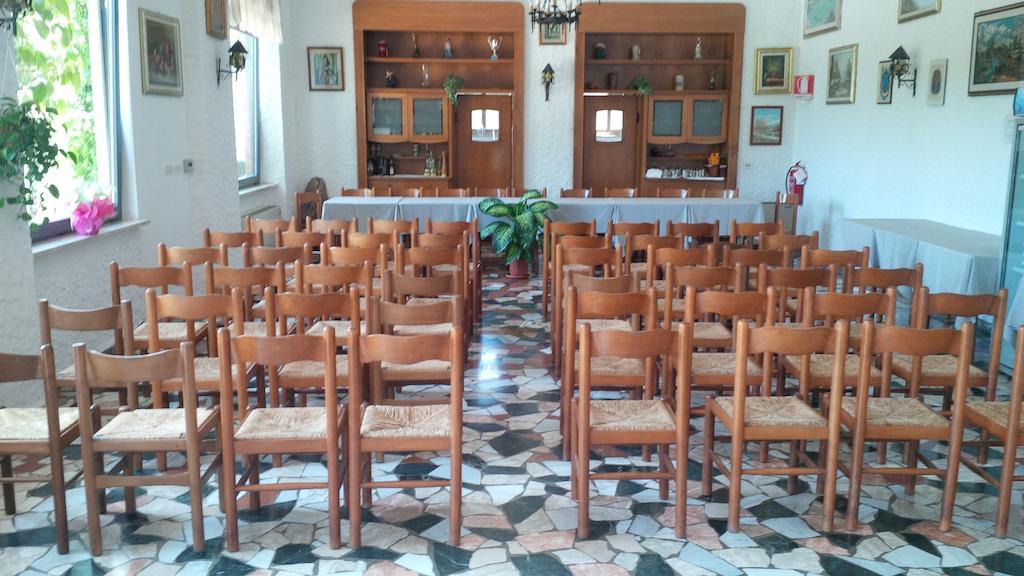 Albergo Ristorante La Greppia Montedivalli Chiesa Exterior foto