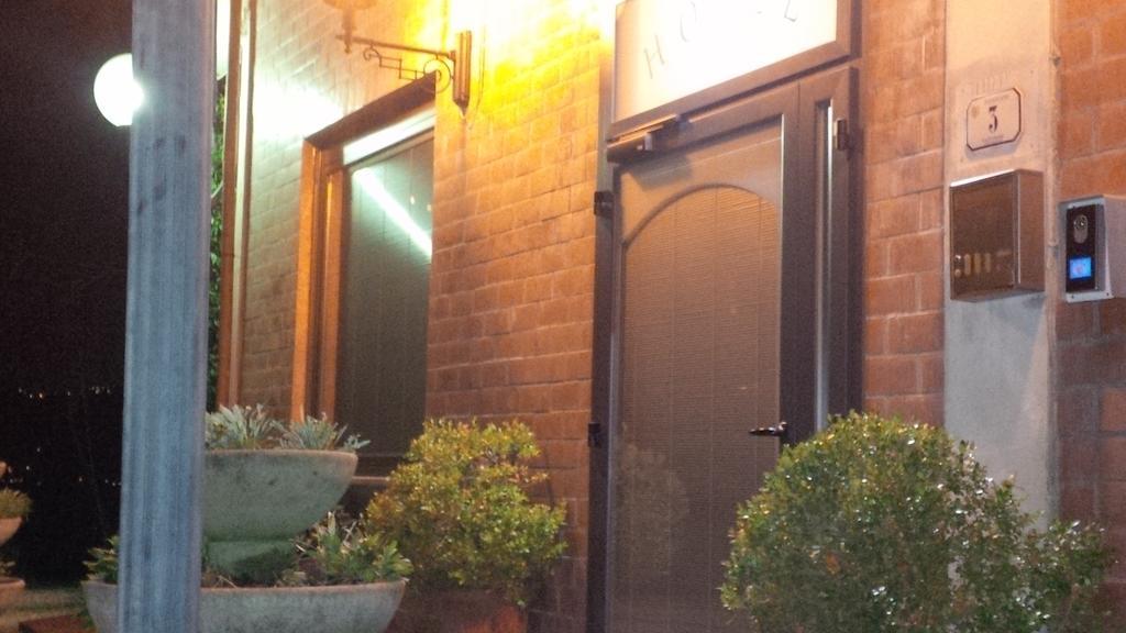 Albergo Ristorante La Greppia Montedivalli Chiesa Exterior foto