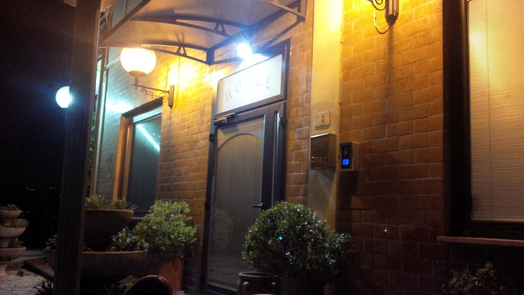 Albergo Ristorante La Greppia Montedivalli Chiesa Exterior foto