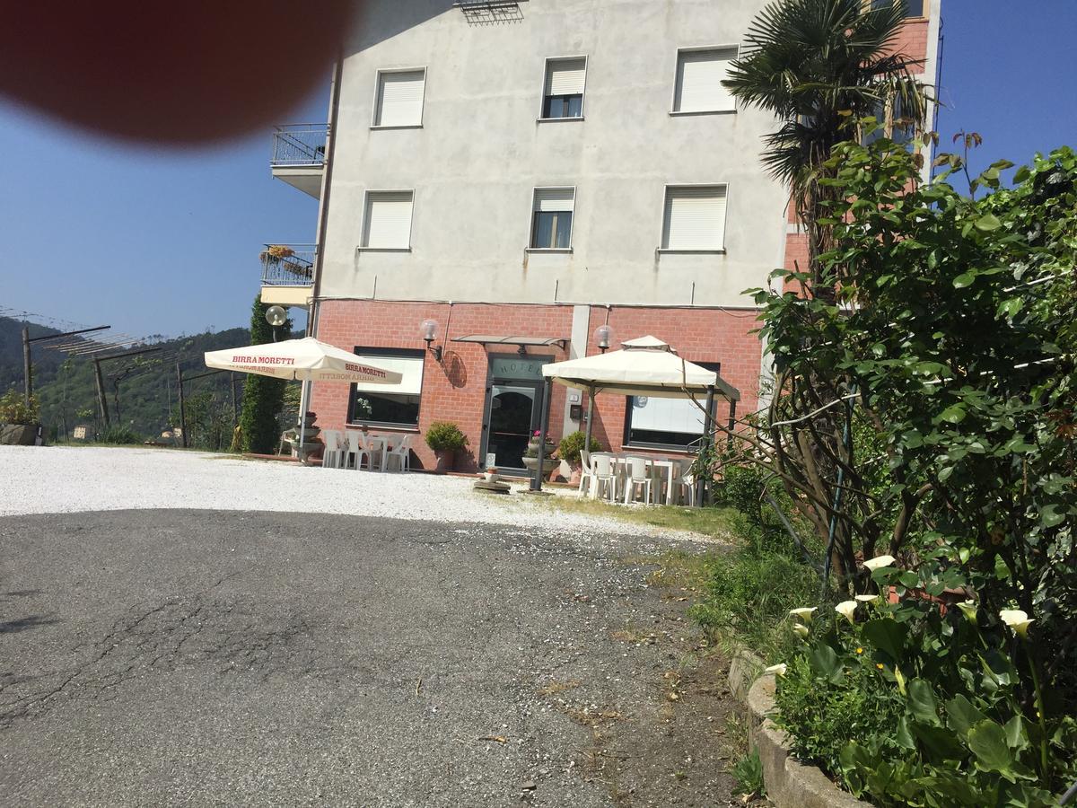 Albergo Ristorante La Greppia Montedivalli Chiesa Exterior foto