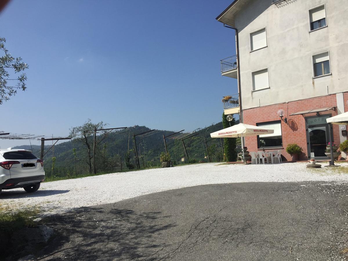 Albergo Ristorante La Greppia Montedivalli Chiesa Exterior foto
